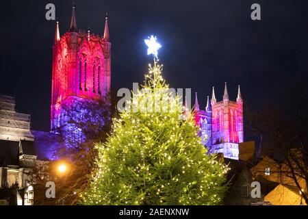 Die Kathedrale von Lincoln Flutlicht mit farbigem Licht im Jahr 2019 eingeführt. Bild von der Rückseite der Kathedrale. Stockfoto