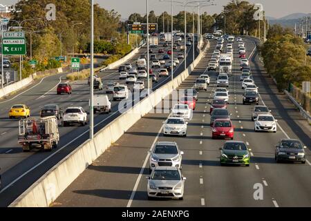 Die Autobahn M1 ist mit voller Kapazität als Kraftfahrer mit Verzögerungen von Staus an Queenslands verkehrsreichsten Straße. Stockfoto