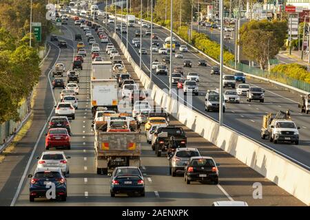 Die Autobahn M1 ist mit voller Kapazität als Kraftfahrer mit Verzögerungen von Staus an Queenslands verkehrsreichsten Straße. Stockfoto