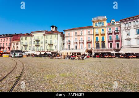 LOCARNO, SCHWEIZ - 10. JULI 2019: Street Cafe und bunten Häusern auf der Piazza Grande in Locarno im Kanton Tessin, Schweiz Stockfoto