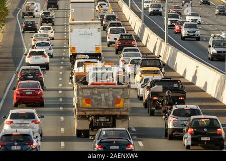 Die Autobahn M1 ist mit voller Kapazität als Kraftfahrer mit Verzögerungen von Staus an Queenslands verkehrsreichsten Straße. Stockfoto