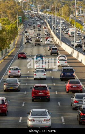 Die Autobahn M1 ist mit voller Kapazität als Kraftfahrer mit Verzögerungen von Staus an Queenslands verkehrsreichsten Straße. Stockfoto