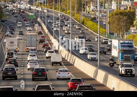 Die Autobahn M1 ist mit voller Kapazität als Kraftfahrer mit Verzögerungen von Staus an Queenslands verkehrsreichsten Straße. Stockfoto