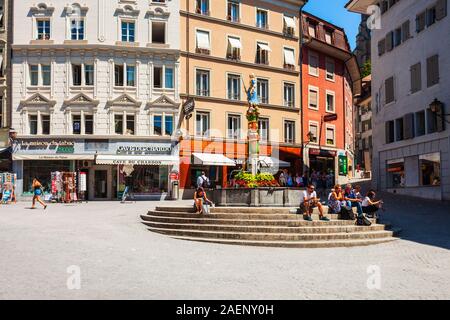 LAUSANNE, Schweiz - 19 Juli, 2019: Place de la Palud Platz mit Brunnen ist der älteste Platz der Stadt, der in Lausanne am Genfer See shor entfernt Stockfoto