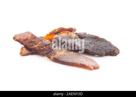 Beef Jerky Stücke. Getrocknetes Rindfleisch auf weißem Hintergrund. Stockfoto