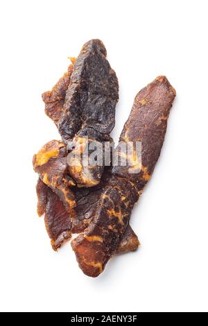 Beef Jerky Stücke. Getrocknetes Rindfleisch auf weißem Hintergrund. Stockfoto