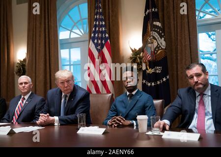 Vice President Mike Pence, United States President Donald J. Trumpf, Student Walter Blanks, von Ohio und Senator Ted Cruz, R - Texas, die Teilnahme an einem runden Tisch über Bildung im Schaltschrank des Weißen Hauses in Washington, DC am Montag, 9. Dezember 2019. Quelle: Sarah Silbiger/Pool über CNP/MediaPunch Stockfoto