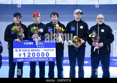 Xining, Provinz Qinghai in China. 10 Dez, 2019. Goldmedaillenträger, der Männer in den Vereinigten Staaten 'Team, Feiern bei der Verleihung des Internationalen Curling Elite 2019 in Xining, der Hauptstadt der Provinz Qinghai im Nordwesten Chinas, 10.12.2019. Credit: Wu Gang/Xinhua/Alamy leben Nachrichten Stockfoto