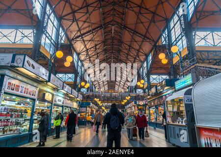 Budapest, Ungarn - 10.11.2018: Hallenbad Shopping Bereich durch den Bahnhof in Budapest, Ungarn. Stockfoto