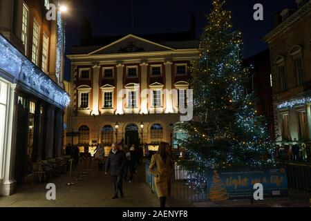 Weihnachtsbaum geschmückt mit festlichen Lichtern und das Herrenhaus im Hintergrund, York, North Yorkshire, England, Großbritannien. Stockfoto