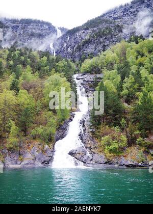 Norwegischer Geiranger Fjord mit schönem Wasser. Schöne Fjordlandschaft mit hohen Wasserfällen zum Fjord in Norwegen. Schöne skandinavische