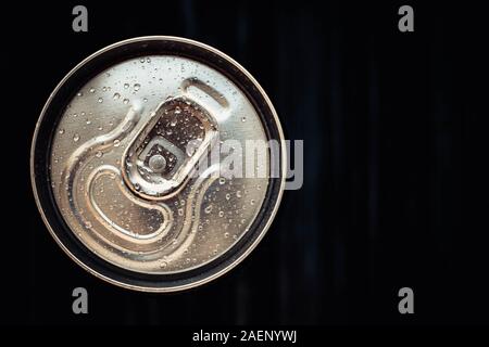 Geschlossene Dose Cola auf schwarzem Hintergrund. Ansicht von oben. Trinken kann mit Wassertropfen. Kopieren, text Raum Stockfoto