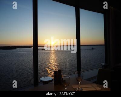 Helle, Aussicht durch die großen Fenster der ein Kreuzfahrtschiff in einem Restaurant bei Sonnenuntergang in den norwegischen Fjorden. Kreuzfahrtschiff. Suchen von Innen Stockfoto