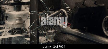 Close-up Gewirr von Metallspäne bei der Bearbeitung. Abstrakte industriellen Hintergrund mit Schraube und Spänen. Selektive konzentrieren. Close Up. Stockfoto