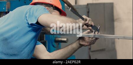 Arbeitnehmer mit einem verniercaliper Messung der Bewehrung. Bau, Stahl, Maschinenbau, Verstärkung. Dimension messen Stahl lippig Kanal von Vern Stockfoto