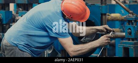 Arbeitnehmer mit einem verniercaliper Messung der Bewehrung. Bau, Stahl, Maschinenbau, Verstärkung. Konzept für metallarbeiten Produktion. Stockfoto