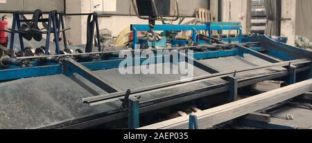 Blech schneiden/forming Maschine für die Herstellung von Stahlrohren, Rohren und Profilen aus Metall im Werk. Konzept für metallarbeiten Produktion und b Stockfoto