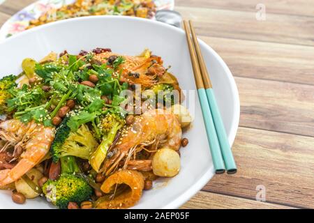 Mala Xiang Guo (unter Rühren braten Topf). China Chongqing Sichuan würzig duftende Topf. Ölige, würzig und numbing Chinesische Sauce besteht aus Pfeffer, Chili Stockfoto