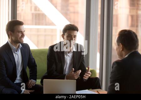 Lächelnd arabischen Geschäftsmann im Gespräch mit Business Partner bei Konferenz Stockfoto