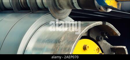 Blechbearbeitung spanende und umformende Maschinen für die Herstellung von Stahlrohren, Rohren und Profilen aus Metall im Werk. Konzept für metallarbeiten Produktion. Stockfoto