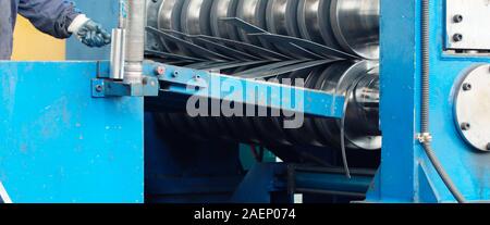 Blechbearbeitung spanende und umformende Maschinen für die Herstellung von Stahlrohren, Rohren und Profilen aus Metall im Werk. Konzept für metallarbeiten Produktion. Stockfoto