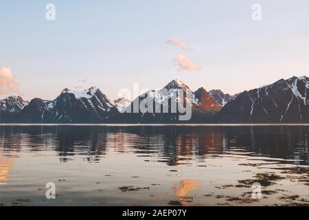 Berge und den Fjord Landschaft im nördlichen Norwegen Reisen wunderschönen skandinavischen Natur Reiseziele Lyngen Alpen Gipfelblick sunset Landschaft Stockfoto