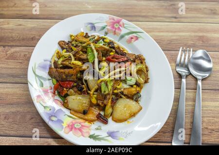 Unter Rühren braten, würzigen Geschnetzeltes Rindfleisch mit Sojasprossen, getrocknete Chilis und Frühlingszwiebeln. Authentische chinesische asiatische Lebensmittel auf dem Tisch. Stockfoto