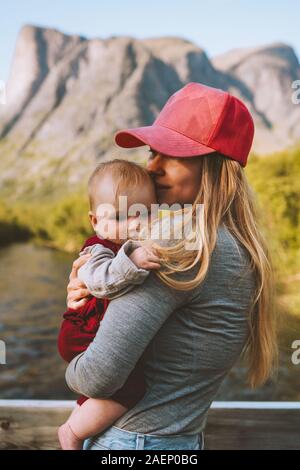 Mutter und Kind Baby zusammen Familie unterwegs in den Bergen gesunder Lebensstil junge Frau Mutter mit Kind Sommer Ferien im Freien Muttertag Stockfoto