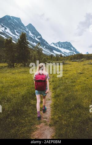 Frau wandern allein in den Bergen reisen Abenteuer gesunder Lebensstil Rucksack outdoor Sommer Aktivität Trail in Norwegen Stockfoto