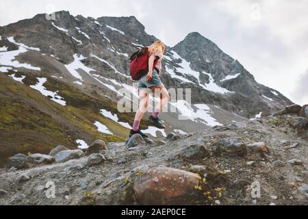 Frau erkunden Sie Berge mit Rucksack wandern Abenteuer Urlaub gesunden Lebensstil im Freien im Sommer Solo Klettern in Norwegen Stockfoto