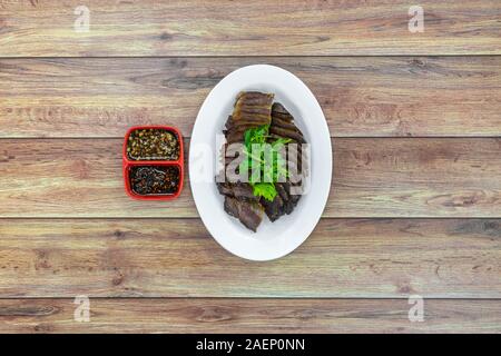 In Scheiben geschnitten geschmortem Rindfleisch: Chinese Style Asian Food flach auf Tisch legen Stockfoto