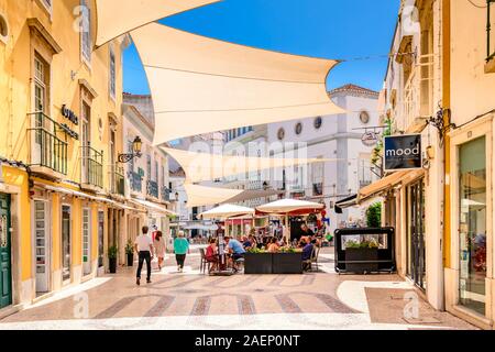 Restaurant im Freien in der Straße mit traditionellen portugiesischen Kopfsteinpflastersteinen gepflastert, calcada, das Einkaufszentrum Faro, Ostalgarve Portugal. Stockfoto