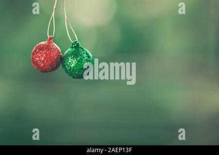 Weihnachten Hintergrund von zwei rote und grüne Kugeln mit Kopie Raum oder Platz für Text. Weihnachten, Silvester, Winter, Weihnachtszeit Konzept. Stockfoto