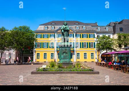 BONN, Deutschland - 29. JUNI 2018: Ludwig van Beethoven Denkmal und Post im Zentrum von Bonn Stadt in Deutschland Stockfoto