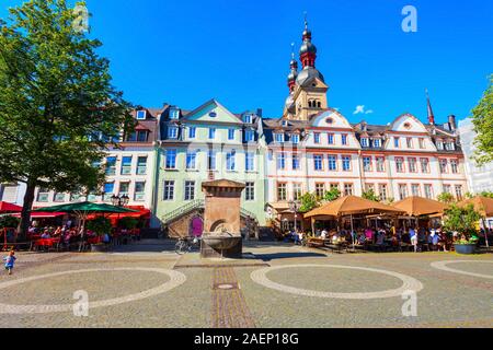 KOBLENZ, Deutschland - Juni 27, 2018: Brunnen am Am-Plan Marktplatz in Koblenz Altstadt in Deutschland Stockfoto