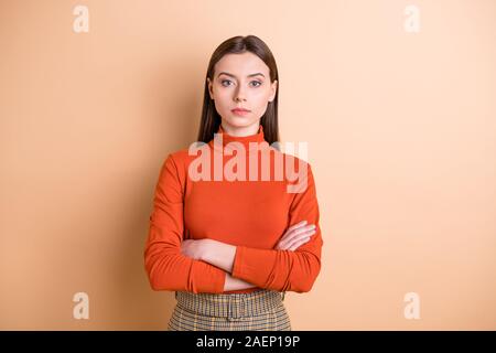 Portrait von ihr, daß sie schön schön schön ruhig Inhalte erfahrene Facharbeiter gerade - behaarte Mädchen Experte shark leader Partner Spezialist verschränkte Arme Stockfoto