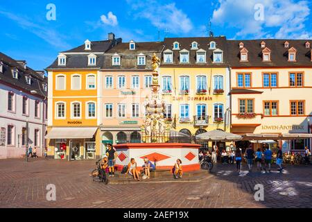 TRIER, Deutschland - Juni 28, 2018: St. Peter Brunnen am Marktplatz in Trier Altstadt, Deutschland Stockfoto