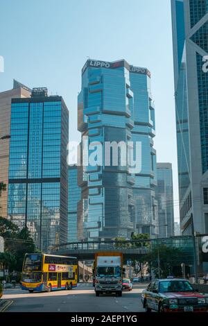 HongKong, China - November, 2019: Moderne Architektur und Stadtbild von HongKong, einschließlich der Lippo Center twin towers Stockfoto