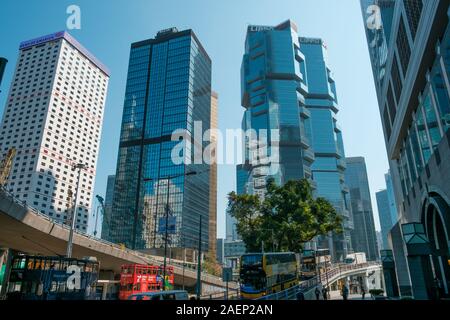 HongKong, China - November, 2019: Moderne Architektur und Stadtbild von HongKong, einschließlich der Lippo Center twin towers Stockfoto