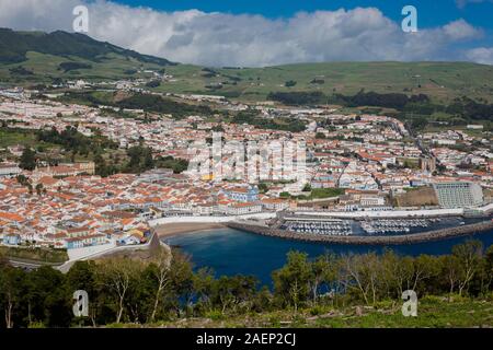 Luftaufnahme von Almada Gemeinde in der Nähe von Lissabon, Portugal. Stockfoto