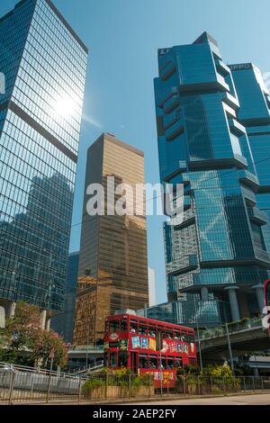 HongKong, China - November, 2019: Moderne Architektur und Stadtbild von HongKong, einschließlich der Lippo Center twin towers Stockfoto