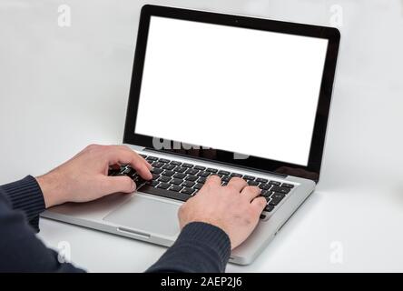 Bildschirm mockup. Mann bei der Arbeit mit einem weißen leeren Bildschirm Laptop vor weißem Hintergrund, kopieren Raum Stockfoto