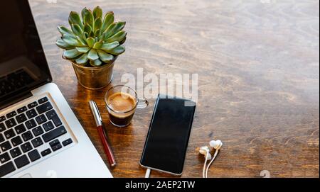 Büro, Schreibtisch, Gemütliche warme Arbeitsbereich. Computer, Laptop und Mobiltelefon auf einer Kastanie Tabelle, kopieren Raum Stockfoto