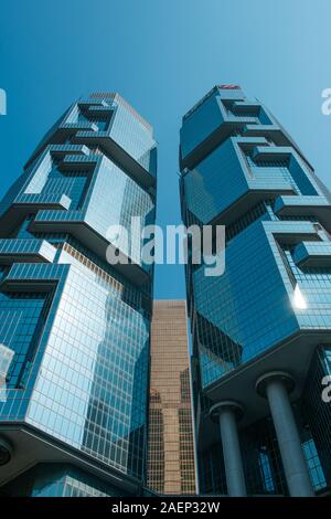 HongKong, China - November, 2019: Die lippo center Twin Towers, ikonische moderne Architektur Gebäude in Hongkong. Stockfoto