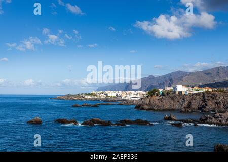 Alcala Dorf und die Klippen von Los Gigantes in der Ferne, an der Westküste von Teneriffa, Kanarische Inseln, Spanien Stockfoto