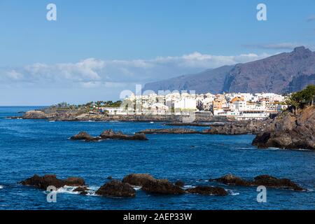 Alcala Dorf und die Klippen von Los Gigantes in der Ferne, an der Westküste von Teneriffa, Kanarische Inseln, Spanien Stockfoto