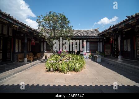 März 7, 2019: Garten in einem historischen Gebäude in der chinesischen Stadt Jianshui, Yunnan, China Stockfoto