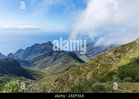 Wolke wirbelnden in über Cruz de Hilda in der Teno Region von Teneriffa, Kanarische Inseln, Spanien Stockfoto