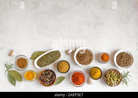 Verschiedene Gewürze auf weißen Hintergrund. Sortiment, set Gewürze und Würzen mit Kopie Raum legen. Stockfoto