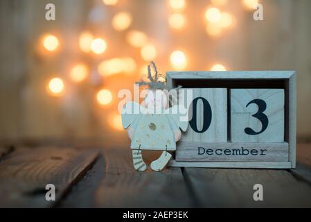 Cube Holz- Kalender mit Datum auf 3. Dezember mit Angel über bokeh Hintergrund. Adventskalender, Weihnachten Hintergrund, Kopieren Raum Stockfoto